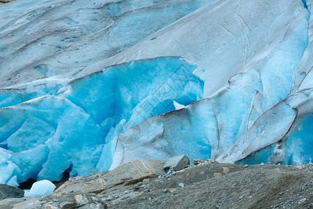 岩坡上的夏季Nigardsbreen冰川挪威图片