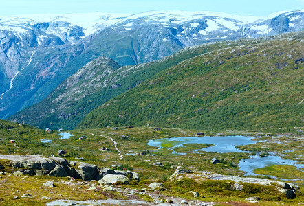 夏季山地景观坡上有湖泊和房屋挪威图片
