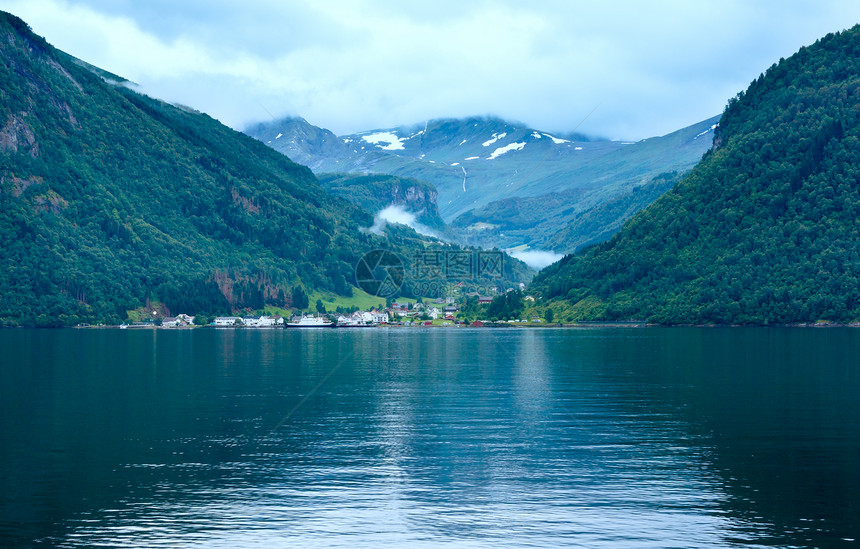 GeirangerFjord诺尔格晚夜多云的夏季视图图片