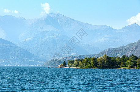 科莫湖意大利夏季海岸船载景暗淡背景图片