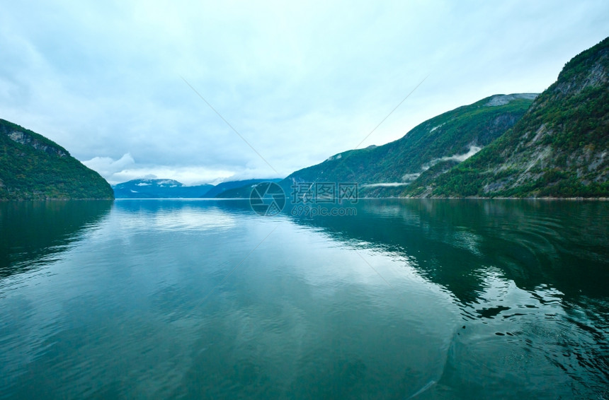 GeirangerFjord诺尔格晚夜多云的夏季视图图片