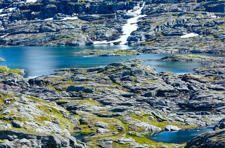 与小湖的夏季岩石山景挪威通往Trolltunga的通道图片
