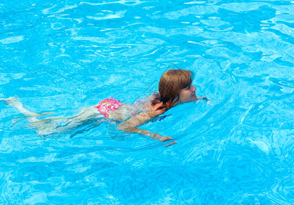 女人在夏季户外游泳池图片