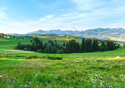 山村郊区和后面的塔特拉山脉波兰格利察罗戈尔尼高清图片