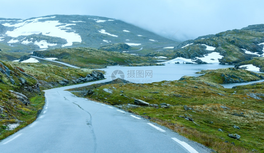 道路与湖泊图片