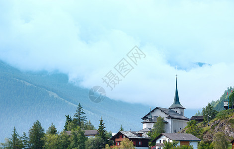 夏季多云山村景观瑞士阿尔卑斯山图片