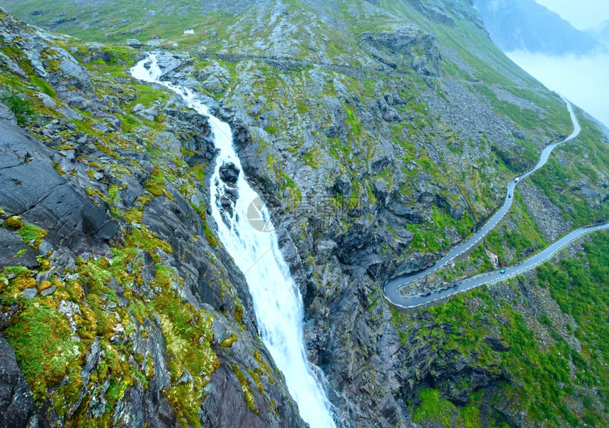 山夏季云瀑布和斜坡上的蛇纹公路挪威图片