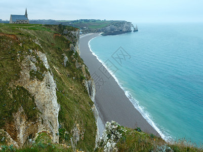 英国春季海岸法和教堂在岩石顶端从部查看高清图片