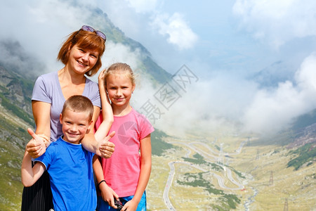夏山的一家人Transfagarasan路视图罗马尼亚图片