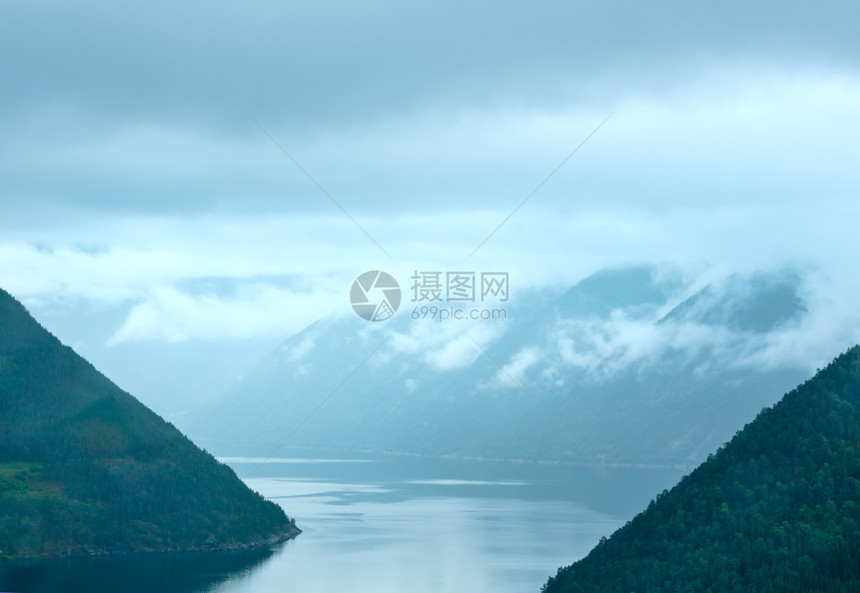 从上方挪威的Fjord夏季云层视图图片