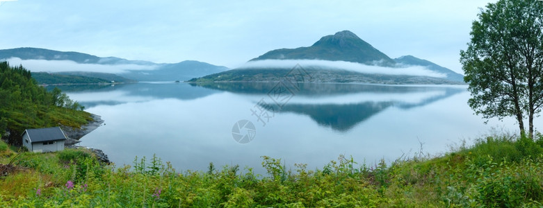 Fjord夏季风云多岸上有房子挪威Meloy图片