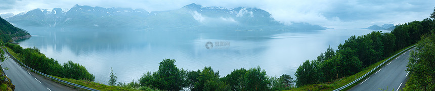 挪威诺德兰Glomfjjorden上空阴云多的夏季风景图片