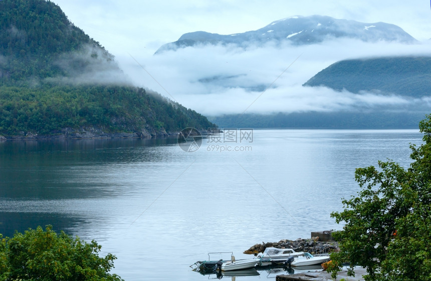 GeirangerFjord诺尔格晚夜多云的夏季视图图片