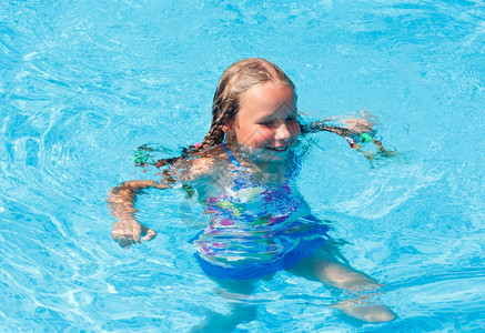 夏日户外泳池的快乐女孩图片