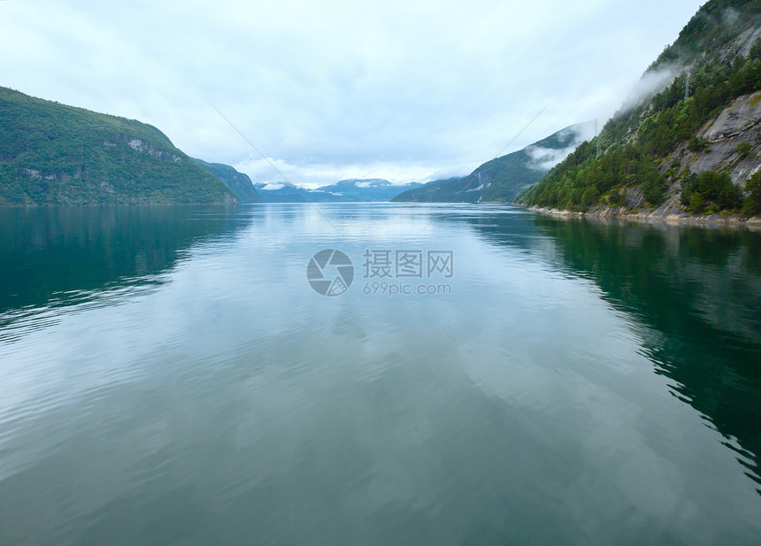 GeirangerFjord诺尔格晚夜多云的夏季视图图片