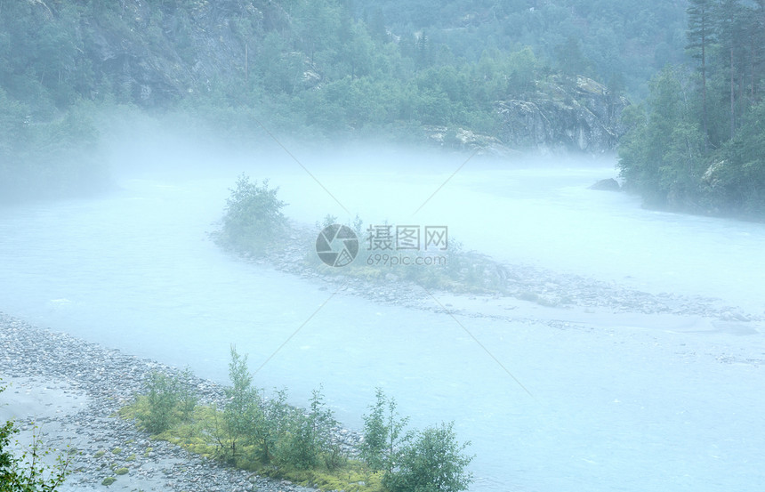 山河上弥漫着浓雾挪威图片