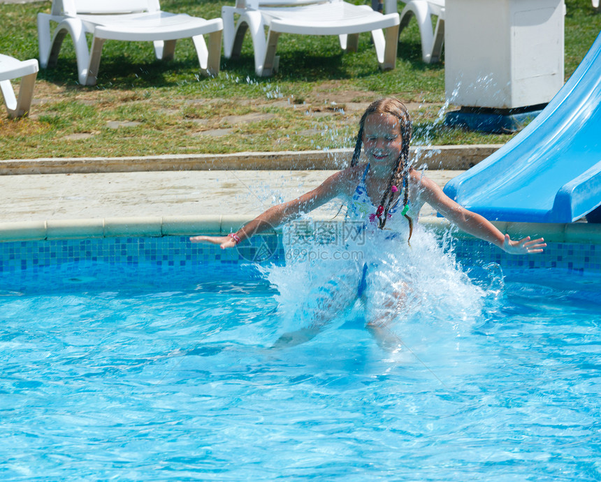 在夏日户外泳池滑的快乐女孩图片