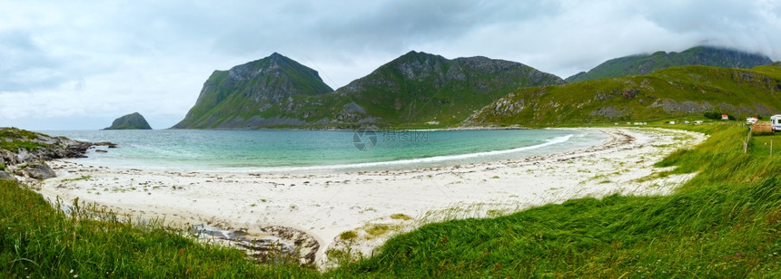 Haukland海滩夏季风云多挪威Lofoten图片