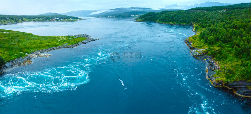 Fjord夏季夜从有水流的桥上观望挪威图片