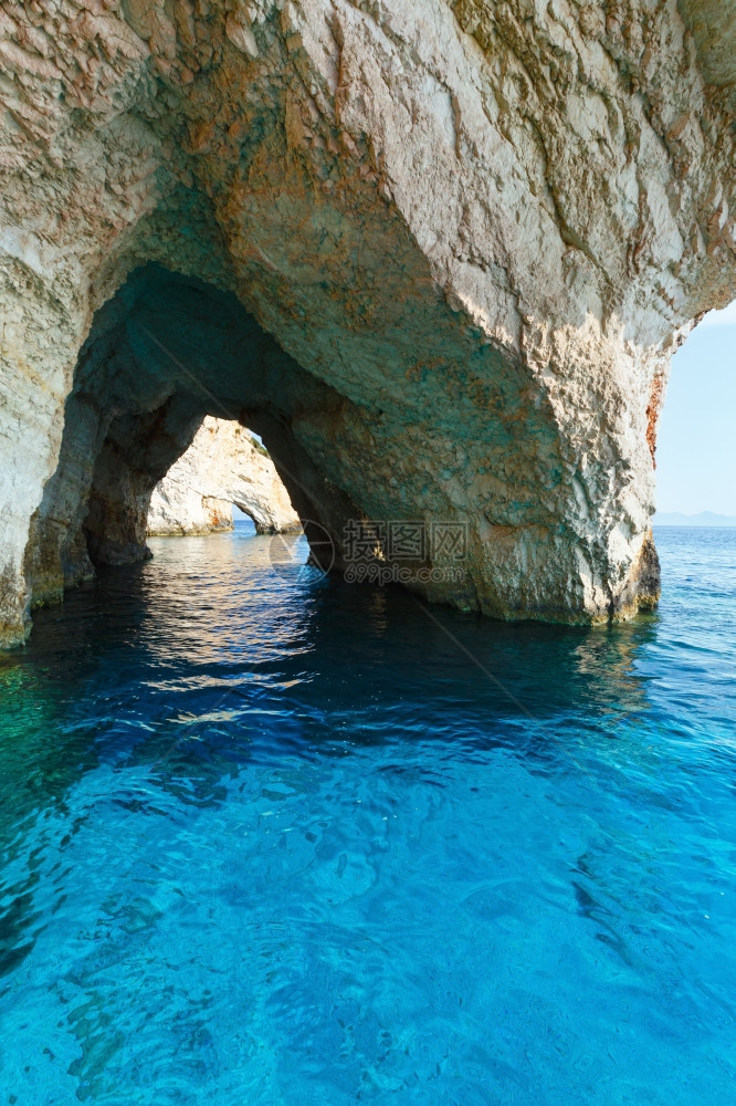 从船上看到蓝色洞穴Zakynthos希腊斯基纳里角图片
