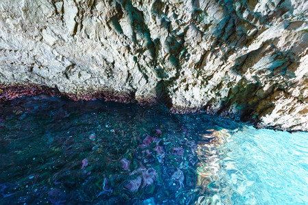 里面的蓝色洞穴Zakynthos希腊斯基纳里角图片