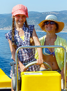 母亲和她女儿在海上列车的摩托艇图片