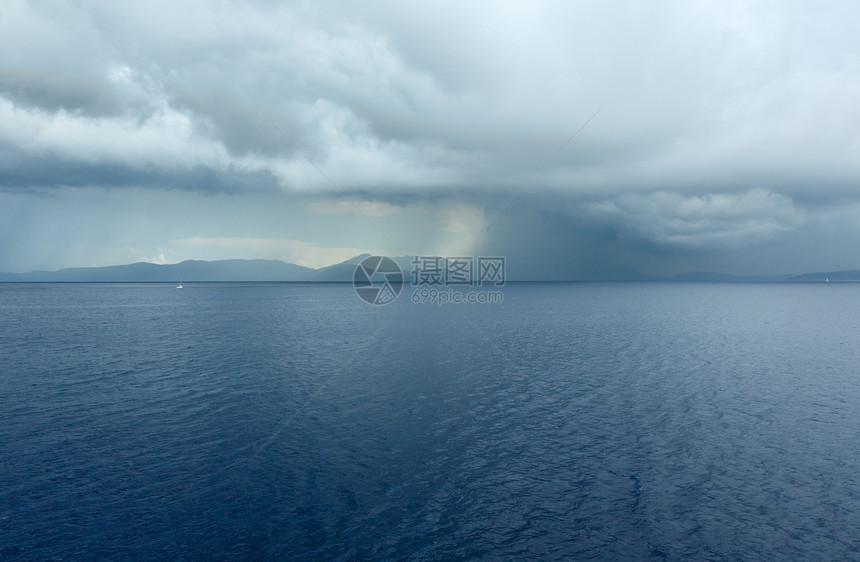 从凯法洛尼亚到伊萨卡希腊的火车渡轮上伴着暴风雨的天空海景夏季风希腊图片
