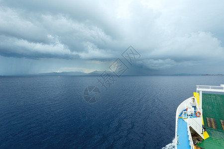 法沃基从凯法洛尼亚到伊萨卡希腊的火车渡轮上伴着暴风雨的天空海景夏季风希腊背景