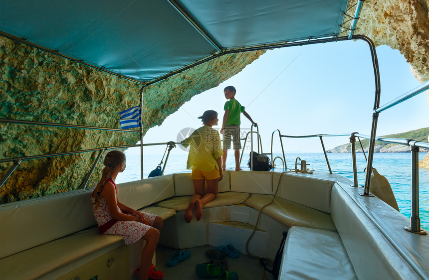 住在里面的蓝色洞穴Zakynthos希腊斯基纳里角的船上家属图片