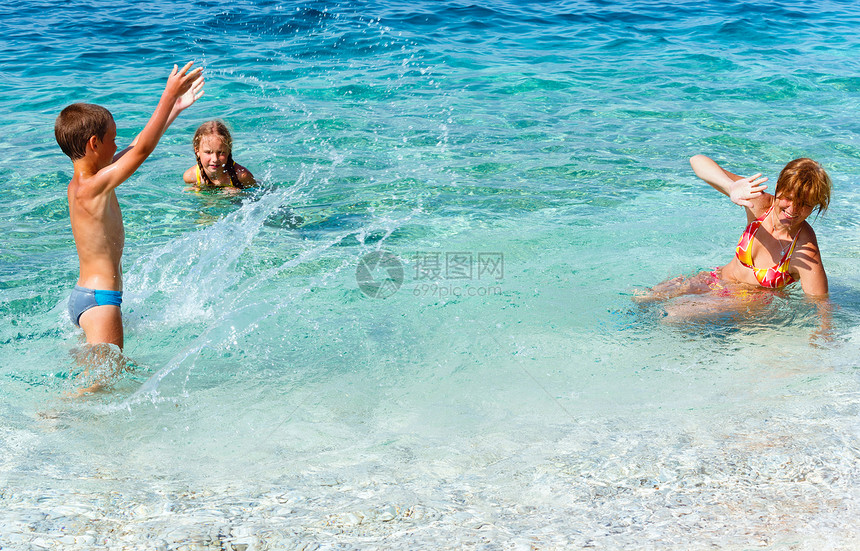 一家人在海里洗澡暑假希腊凯法隆尼亚海滩安提萨莫斯图片