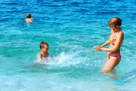 一家人在海里洗澡暑假希腊凯法隆尼亚海滩安提萨莫斯高清图片
