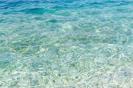 海面表底有透明的水和石块自然背景图片