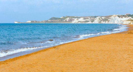 XiBeach带橙色沙子和白悬崖早见希腊凯法洛尼亚爱奥海图片