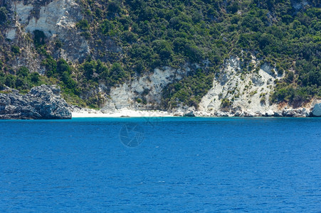 火车渡轮上的小沙滩和夏季海岸风景希腊基法罗尼亚图片