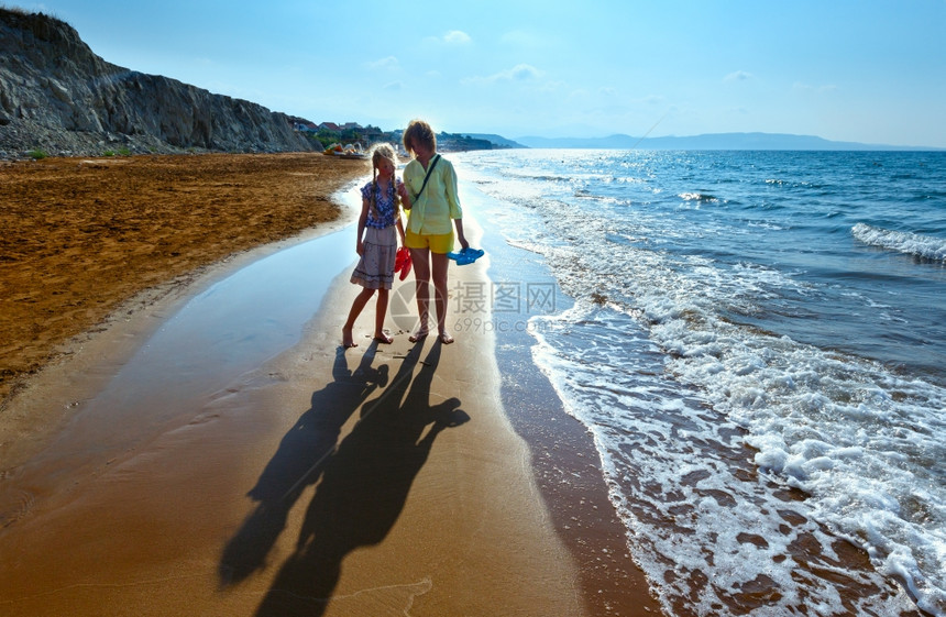 母亲和女儿在西滩早间观光希腊凯法洛尼亚图片