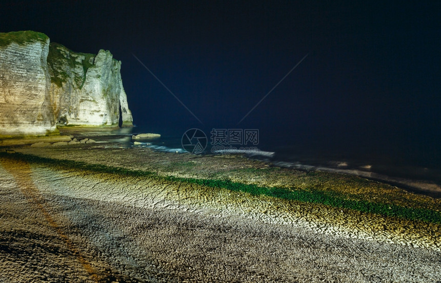 三个著名的白色悬崖之一称为法国EtretatFalaisedeAval2014年3月夜幕现场图片