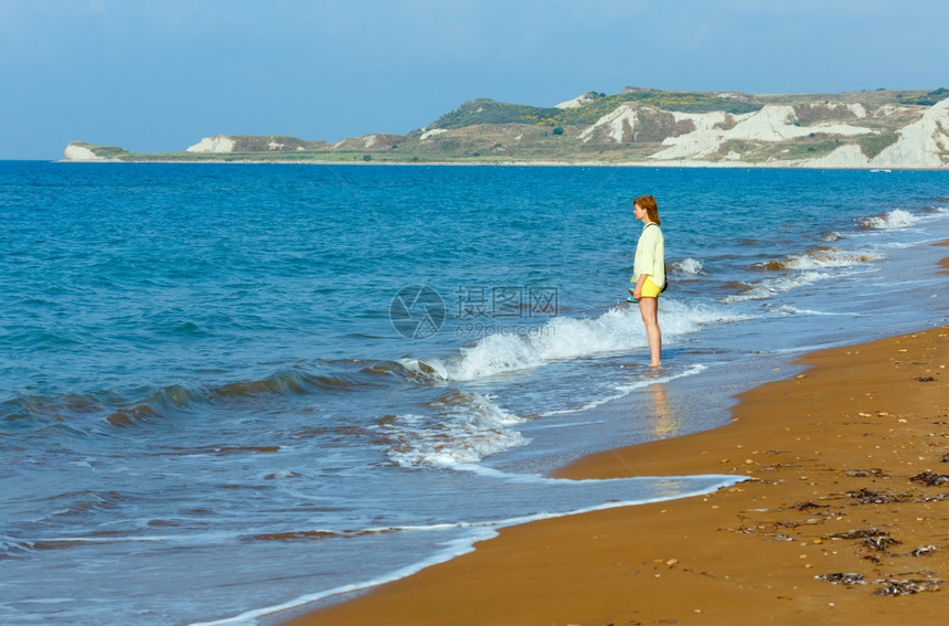红色沙子的西滩和女人早见希腊凯法洛尼亚爱奥海伊图片