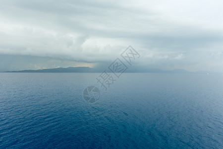 从凯法洛尼亚到伊萨卡希腊的火车渡轮上伴着暴风雨的天空海景夏季风希腊图片