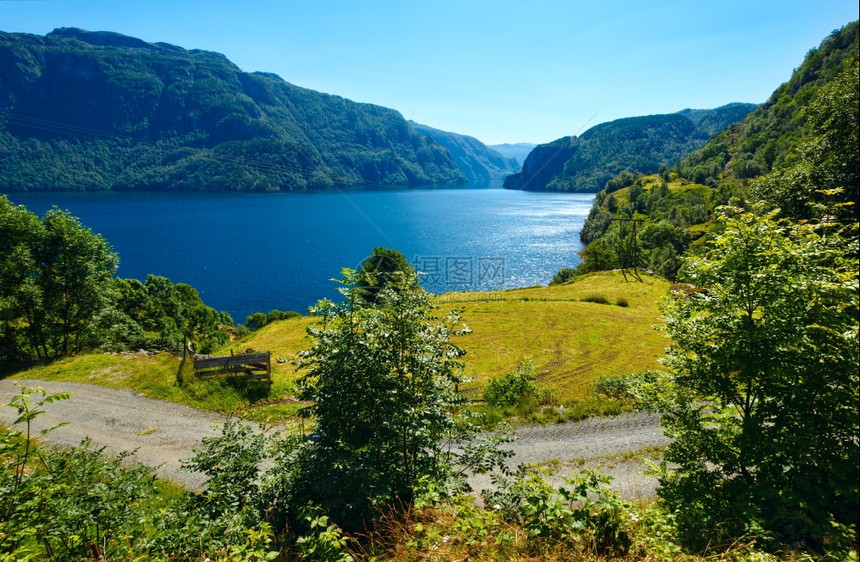 Summermountain湖Suldalsvatnet景观挪威苏尔达尔图片