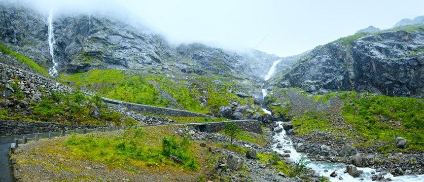 夏季多云山景特罗尔斯蒂根特罗尔台阶斜坡上有瀑布挪威图片