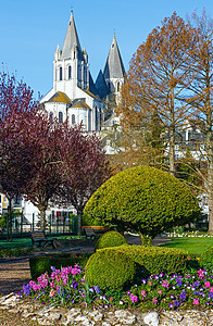位于法国洛切斯镇和后面圣Oars教堂的春季可爱公园102世纪背景