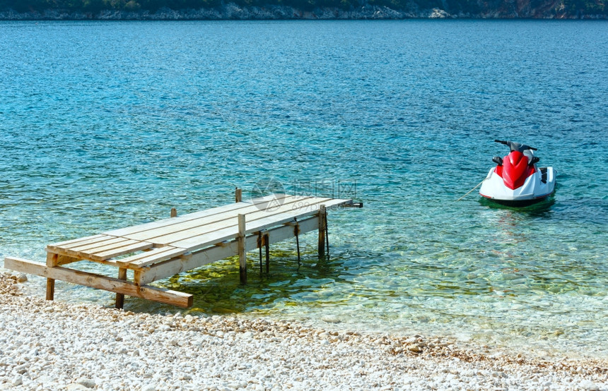 海滩附近的水上摩托车夏季海景AntisamosKefalonia希腊图片