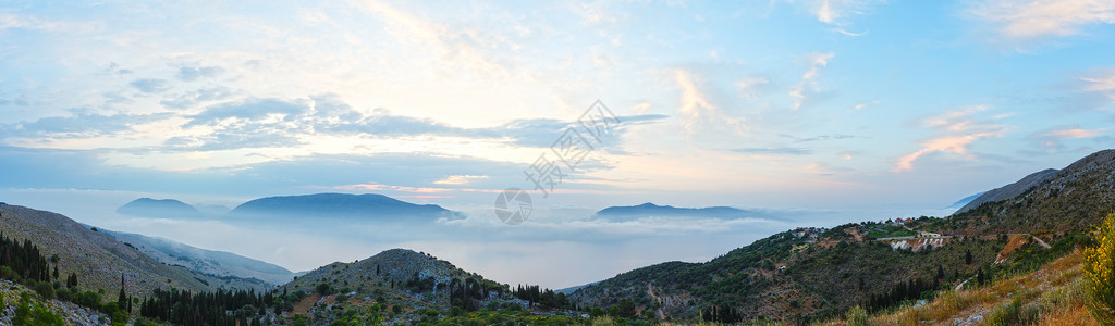 日出薄雾的夏季山地景观希腊凯法洛尼亚全景图片