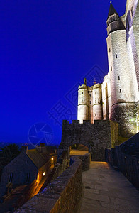 夜色中圣米歇尔教堂的主要外观图片