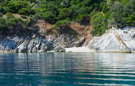 欧莱凯素材库夏季海岸景来自滩小的机动艇Kefaloonia离希腊AgiaEffimia不远背景