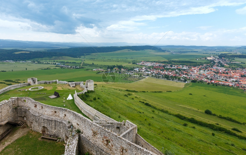 从Spis城堡或Spisskyhrad俯瞰SpisskePodhradie夏日景色斯洛伐克图片
