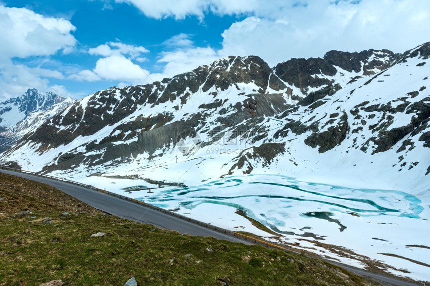 阿尔卑斯山和冰湖夏季的公路奥地利图片