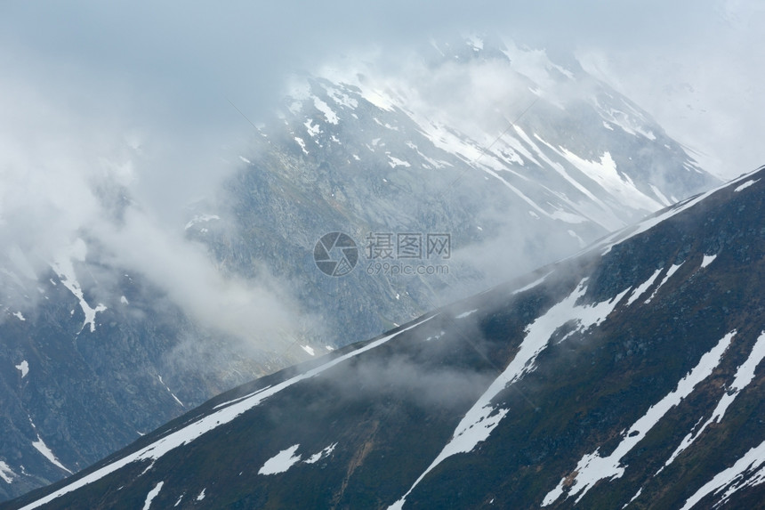 夏季多云的山地景观瑞士奥伯拉尔普山口图片