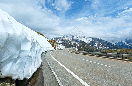 瑞士山地的道路图片