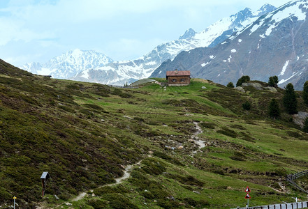 夏季阿尔卑斯山的小型木屋奥地利图片